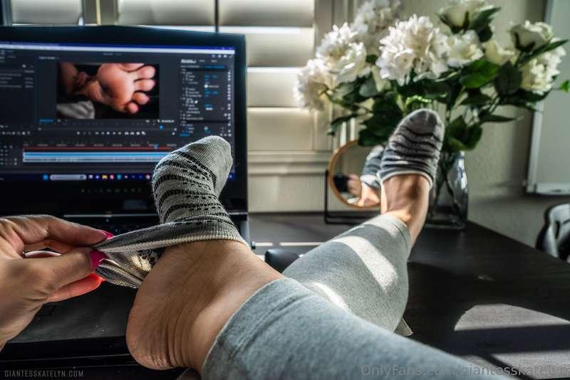 Foot fetish Friday dropping in HOT 🔥 Which photo is your fav..