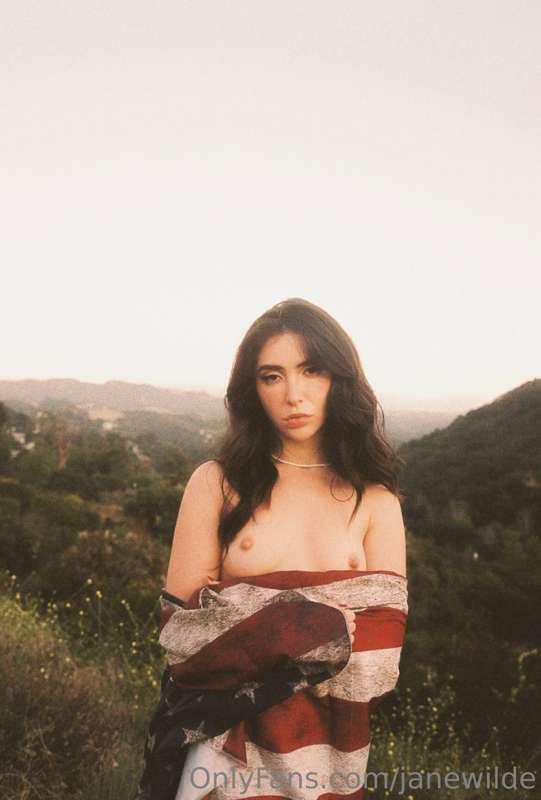 Tell me I'm your National Anthem💙