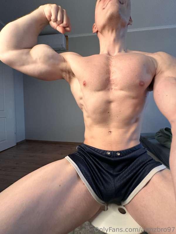 Daddy's big fucking biceps 😱🍆💪