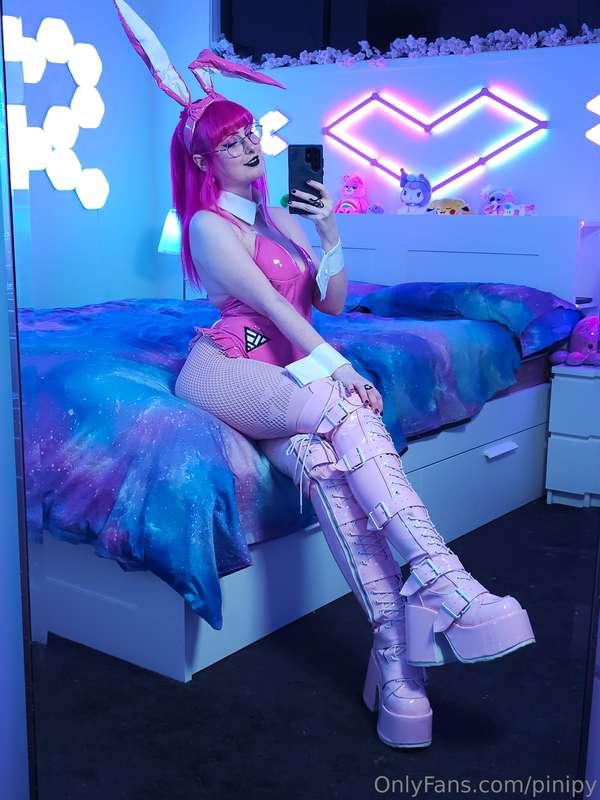 Did somebody say bunny girl?! I absolutely adore the bottom ..