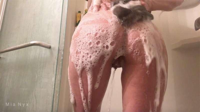 Natural Shower and Shaving [28 minutes] -- This is a very na..