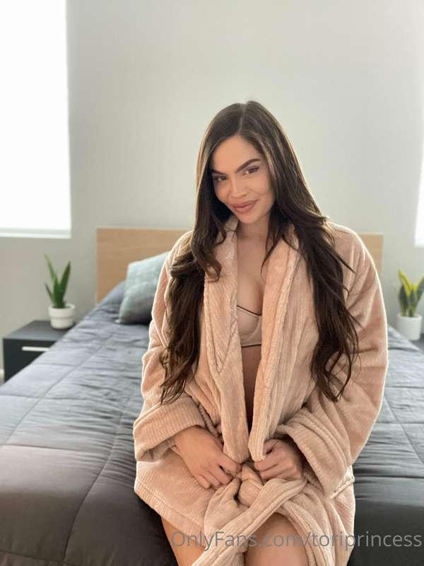 all alone and ready to give you these vday goodies 🍒🍑👅