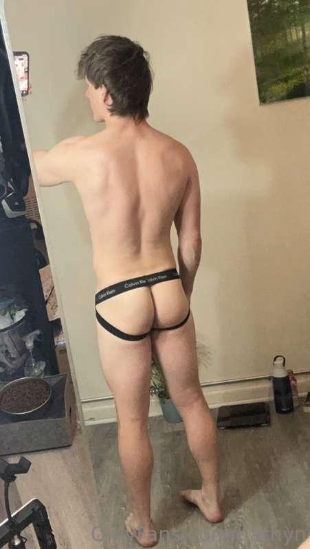 Tip me if you'd like me to bend over for you & spread my thi..