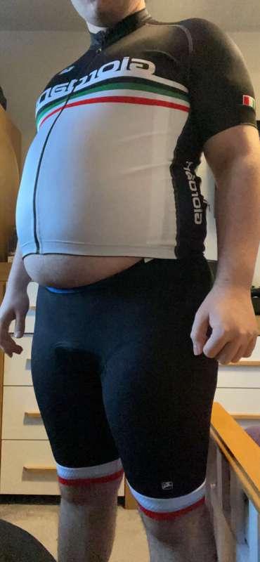 What would you do if you see this fat so out on his bike🐷😈