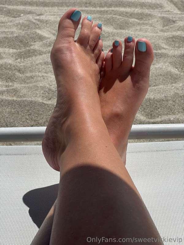 Sun, sand, and non-stop sex, baby 😈🌴