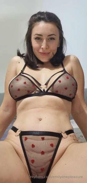 🟢She @sasshacherry is ready for your cock🟢
Naughty MILF who ..