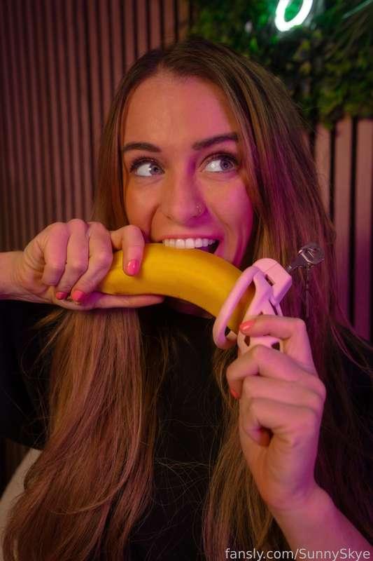 Just one bite 🤤

#chastity #locktober #cage #fyp #cute #brunette
