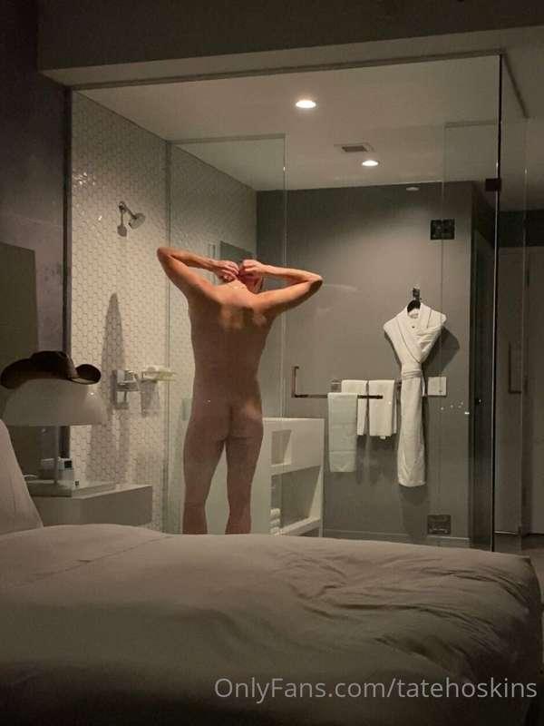 👀 the shower was in the middle of this hotel room… video com..