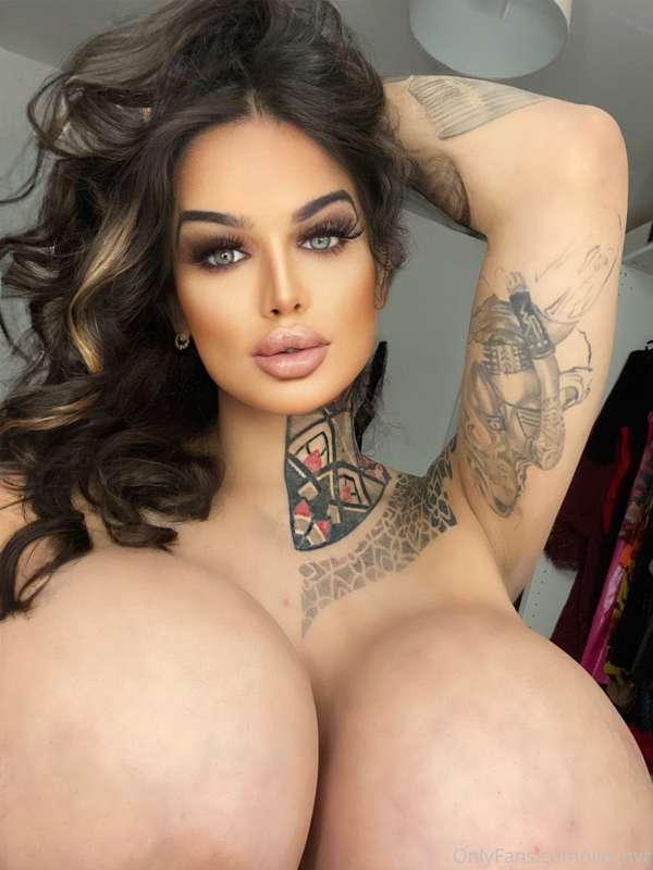 Come stick your dick in between  😛😛