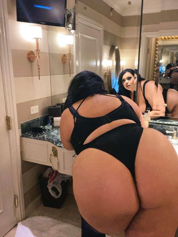 A night in Vegas 😘 ready to see what happens?