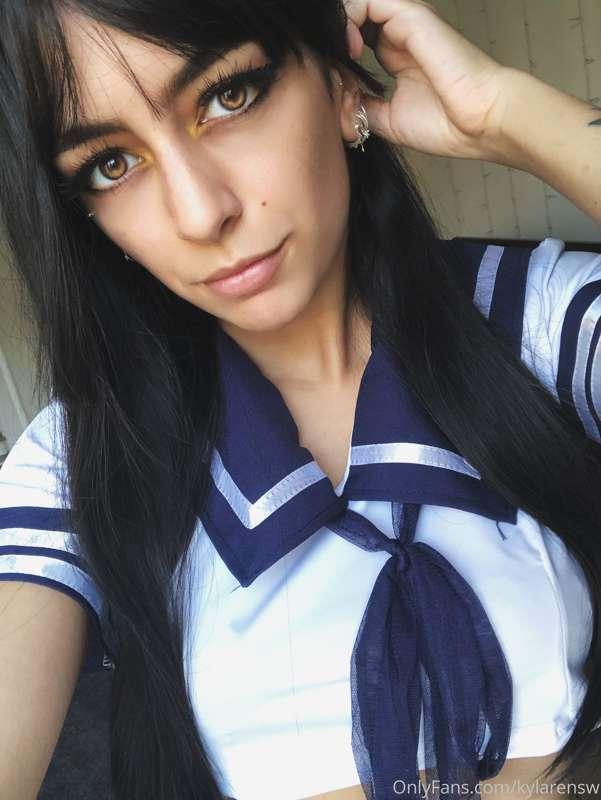 こんばんは 
I’m editing these school uniform pictures for you, I ..