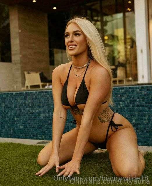 Watch @tittyauna bounce her BIG titties while she’s getting ..