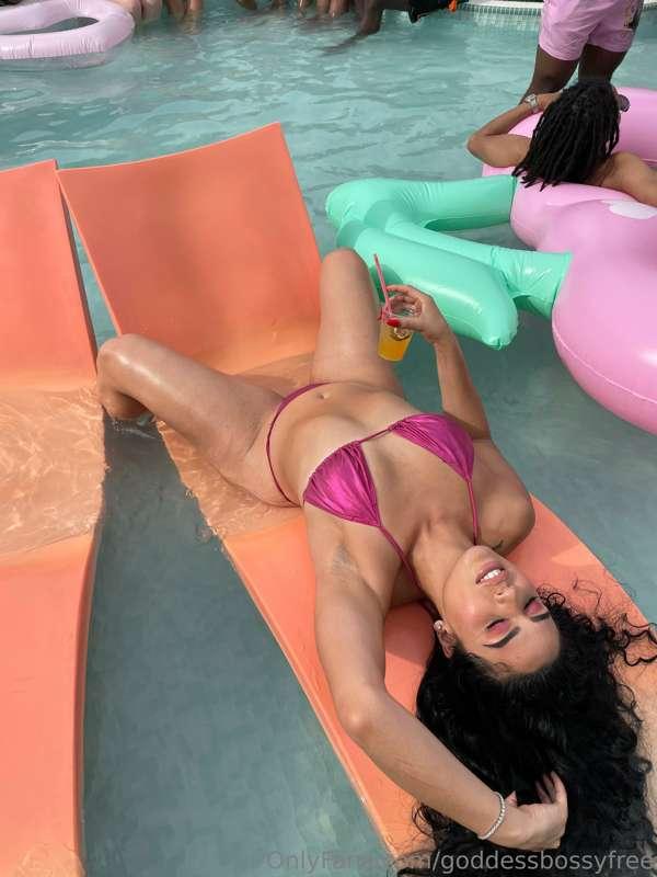 Spread my legs a little more👅💦, would you do that for me bab..