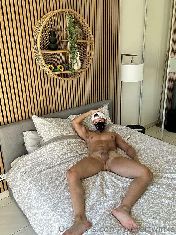 Wanna join me on the bed ? I promise I’m gonna be nice 😏