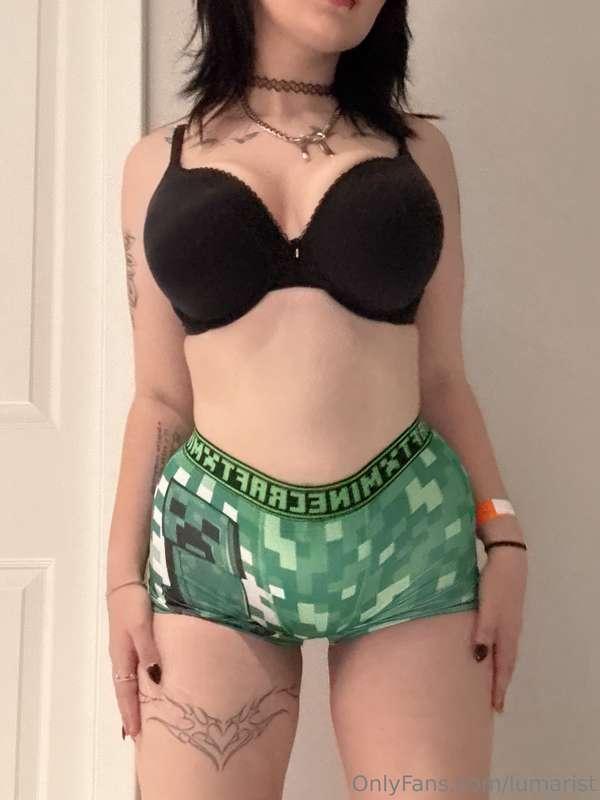 • would you play Minecraft with me? 💚🖤>> hi loves :) hope yo..