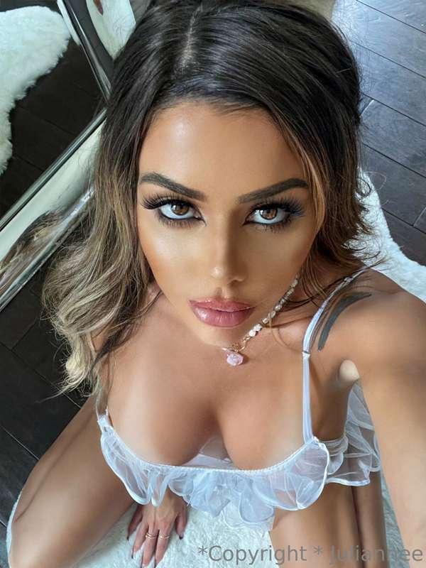 juliannee image #0