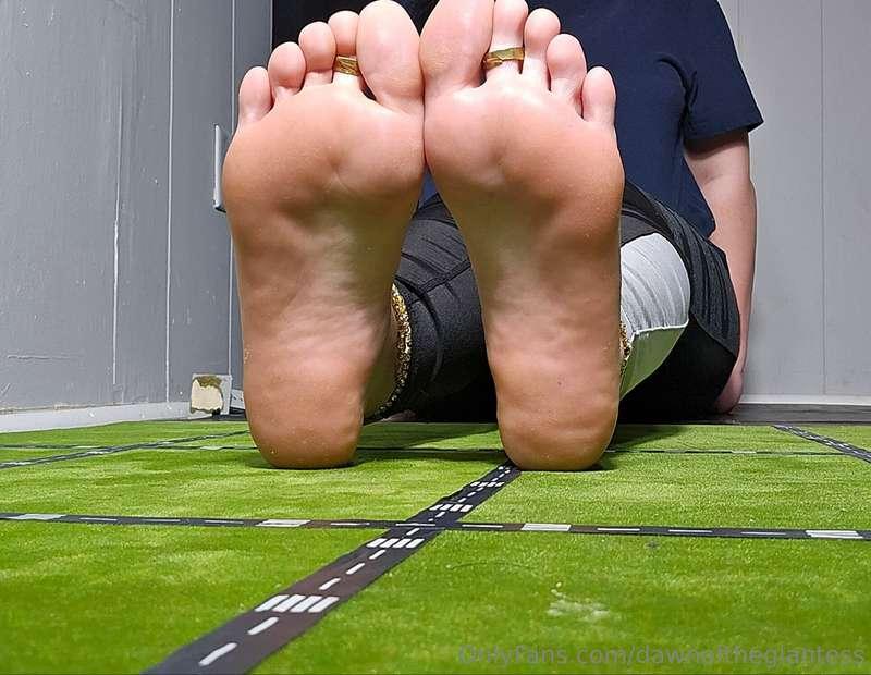 Big feet and a tired giantess 