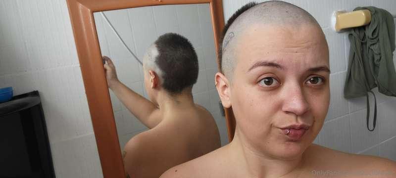 Was shaving my head live and the eletric razor died on me.....
