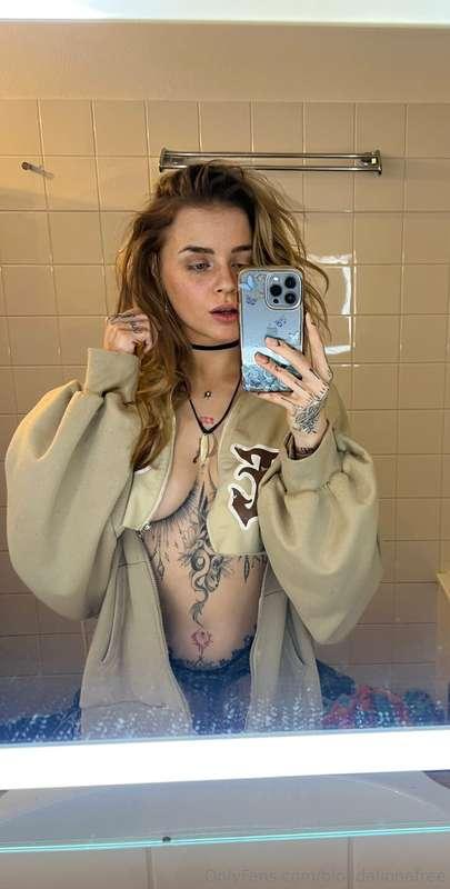 i think oversize sweaters always look so good on me 🙈 or wha..