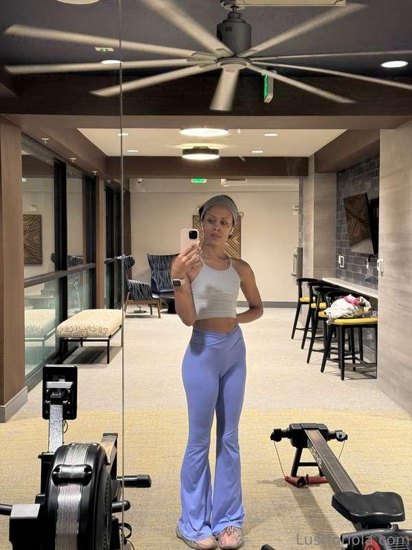All I do is gym and pop my pussy smh 