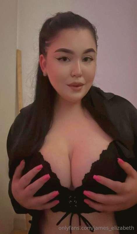Busty loving babe @maryanaaaaa 💕She wants your cum so bad 🥵💦..