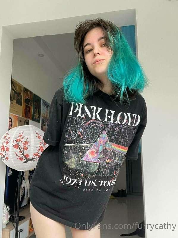 Do you like pink floyd?😏 I look like I have no arms in this ..