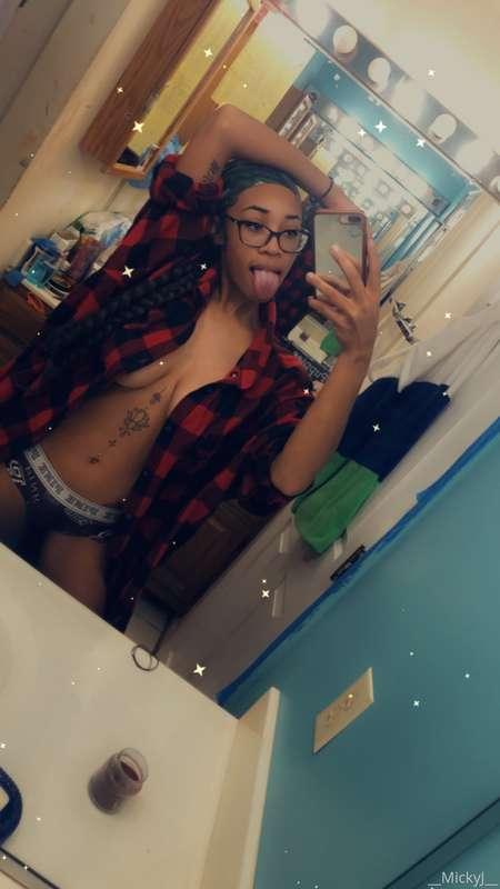 Daddy left me so time to be naughty🥵😈