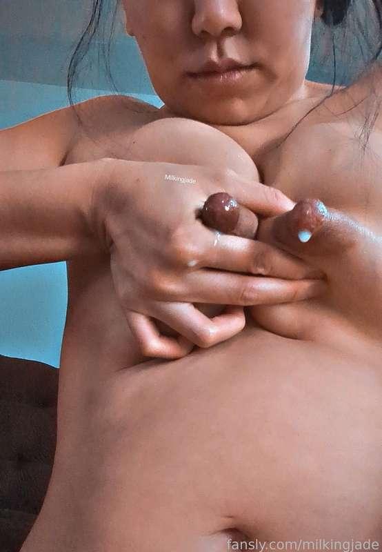 Afternoon snacks are important

#lactation #lactating #breastmilk #milkytits #milkyboobs #mommymilkers