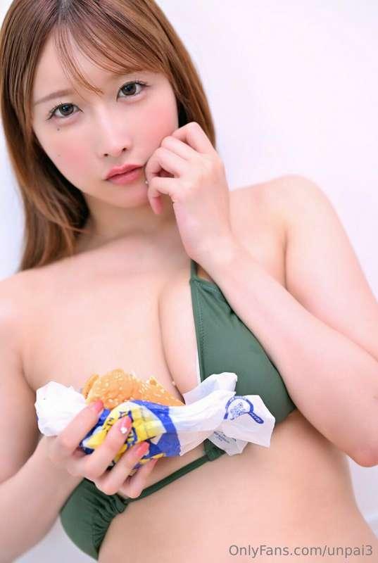 Which do you like better, me or a hamburger? 💕🍔

我和汉堡你更喜欢哪一个..