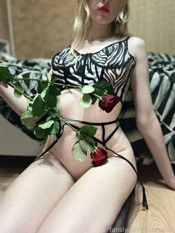 ♥️

❀ #skinny #tiny #young #18yo #lingerie #blacklingerie #nopanties #stockings #rose #redlips ❀