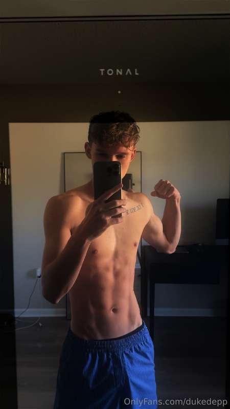 feeling good 😈 maybe I should workout naked soon 