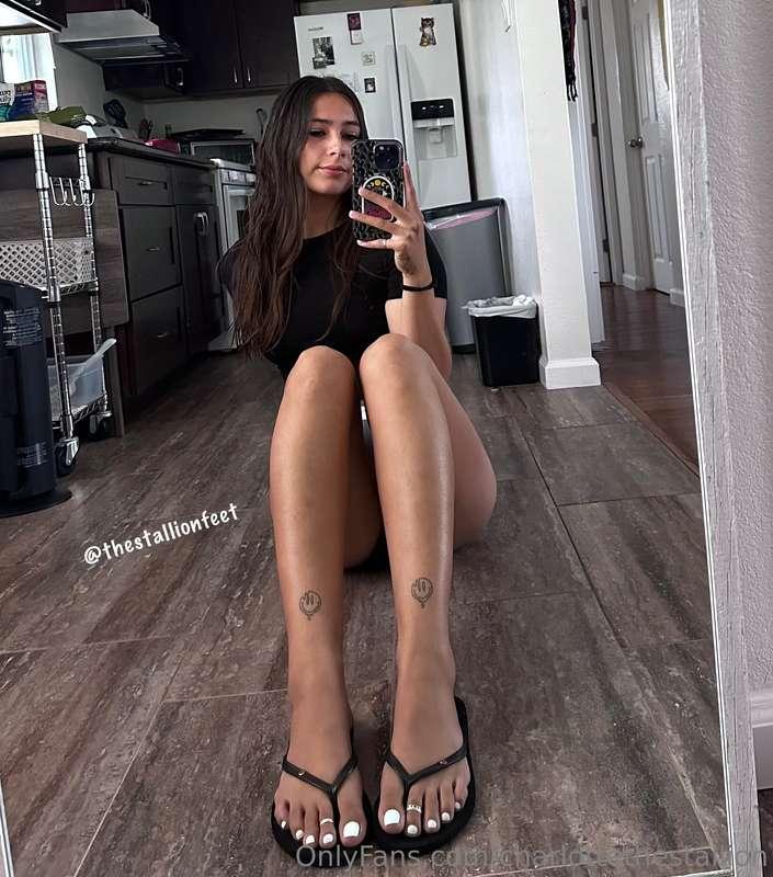 Who wants my sandals??👣🤤🤤💦👸🏽👸🏽