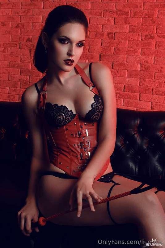 Experiment with different roles and scenarios.😈 Create an en..