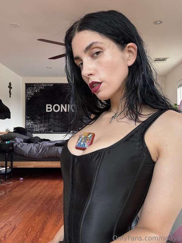 does this lipstick look good on your Mistress? 💋