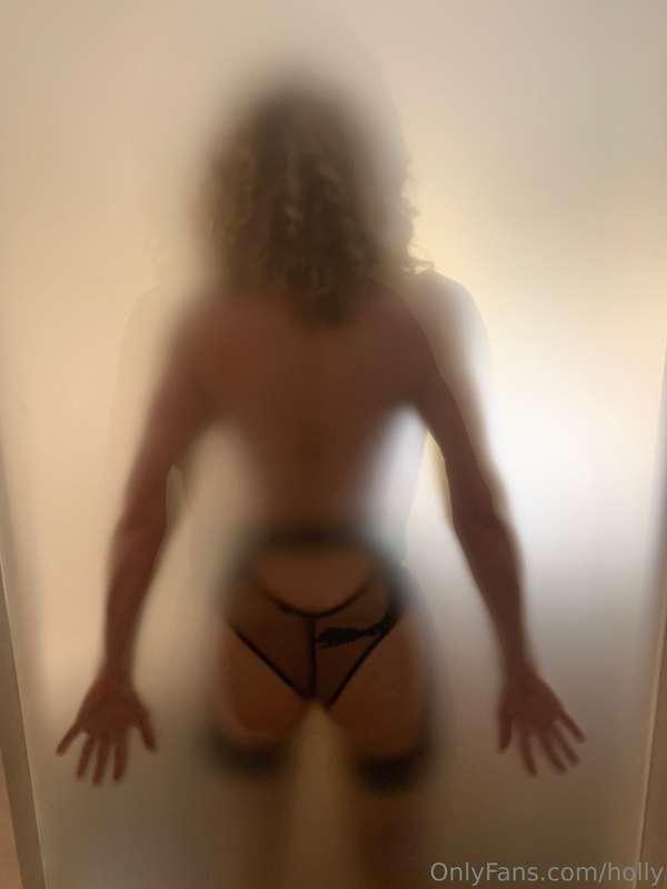 Want to see what’s behind the glass? 👉🏻 www.onlyfans.com/hol..