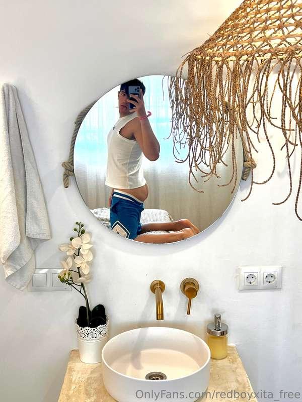 Who wants to fuck Filippo? 🍑  https://onlyfans.com/redboyxit..