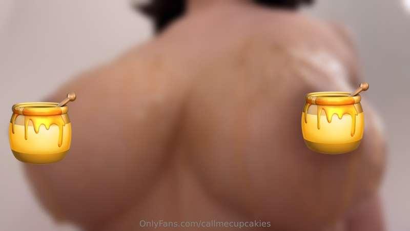 🐝 bzZzZz I hope you’re craving something really sweet, soft ..