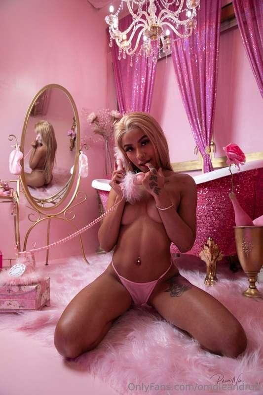 It’s my birthday today 💗 I’ll send y’all something spicy lat..