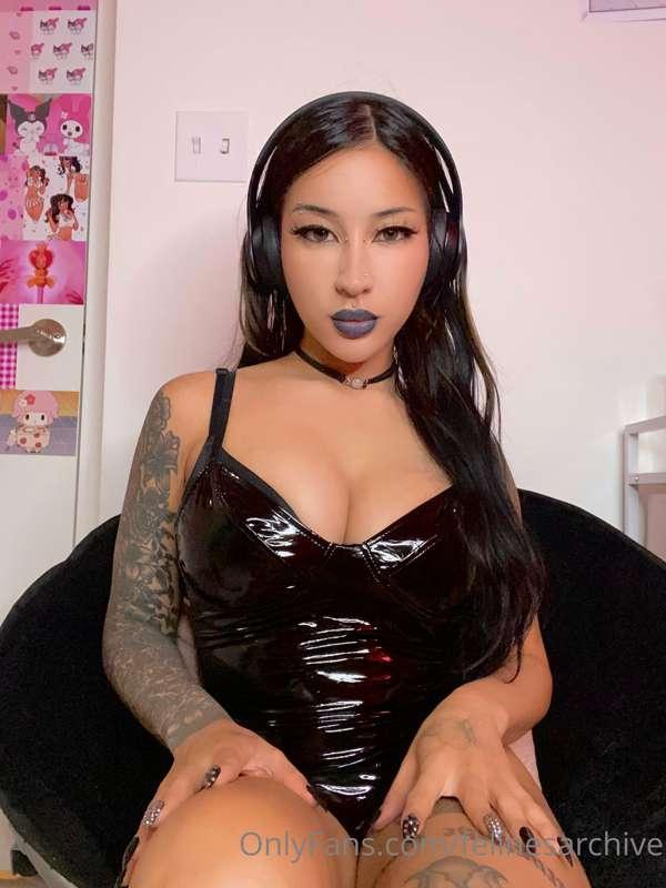 Do you like goth girls? 🖤⚔️