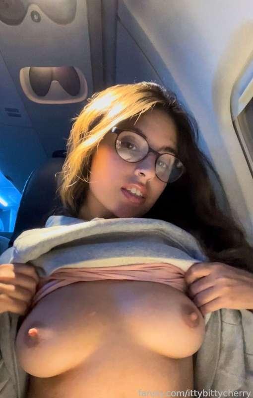 Flashing and playing with my tits on the plane 

#fyp #public #plane #milehighclub #flashing #tittyflash #boobs #glasses #nerd #indian #desi #tits #publicflashing 