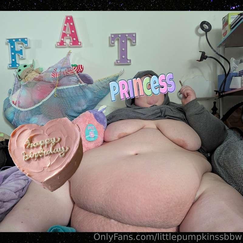 It's my Birthdayy! I'm trying to stuff myself and cum so har..