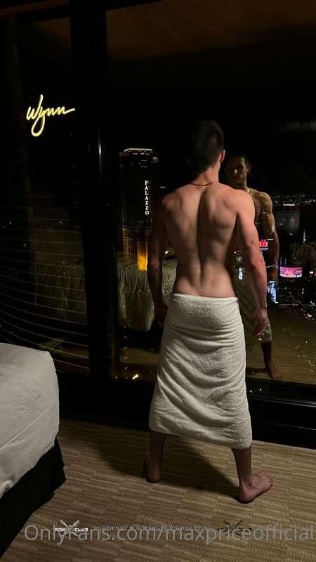 Dropped the towel and flashed Vegas!😋🤣😈