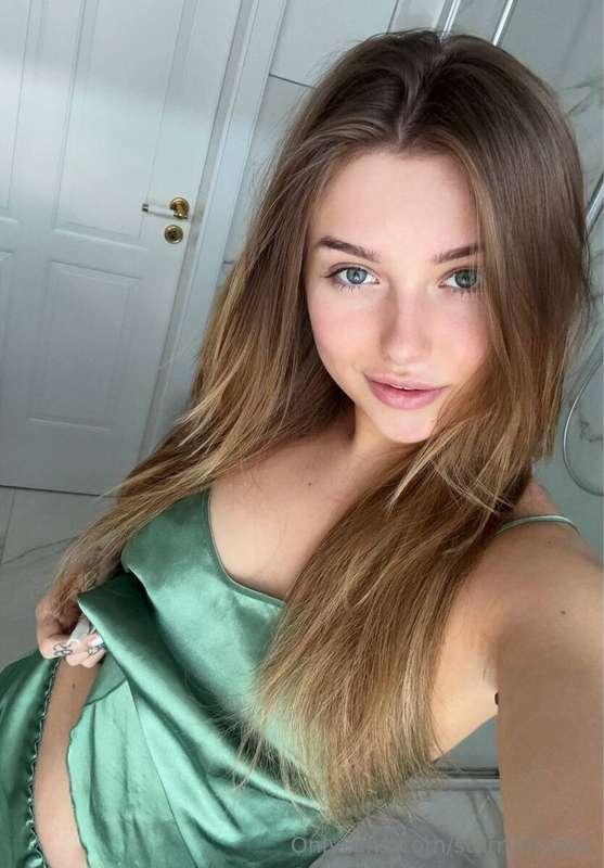  @lealealuxe She is waiting for you❤️❤️ @lealealuxe ❤️ Who w..