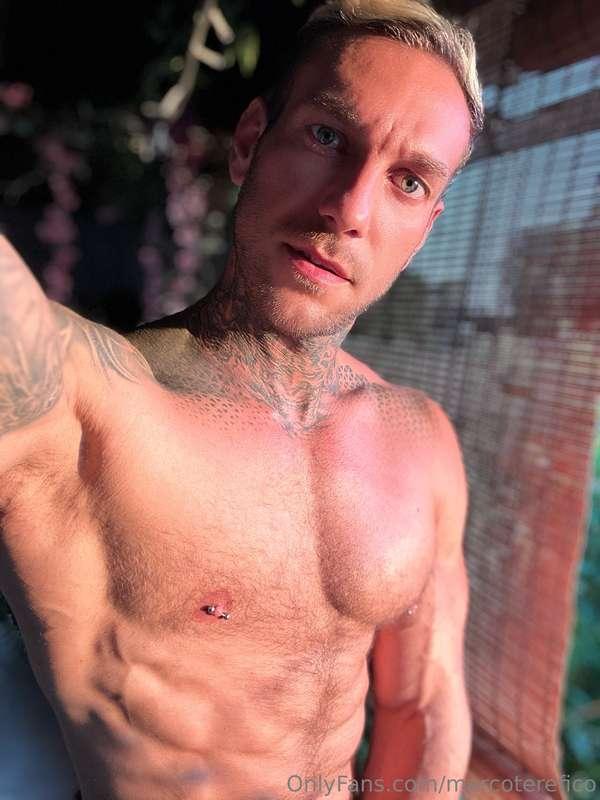 Who could resist this cocky smile? 😉