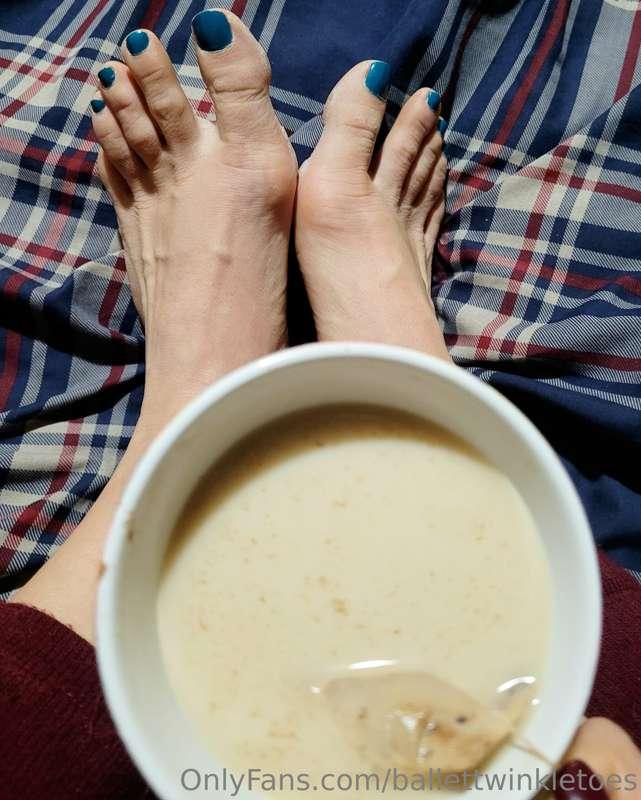 Tea time 🫖 holiday gingerbread chai tea...and my toes 💅👑👣