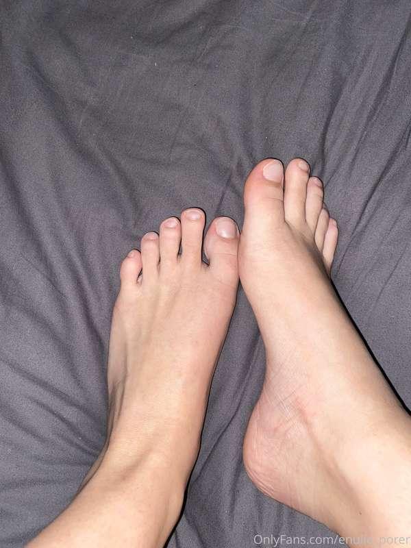 Do I have any feet lovers on here?😏