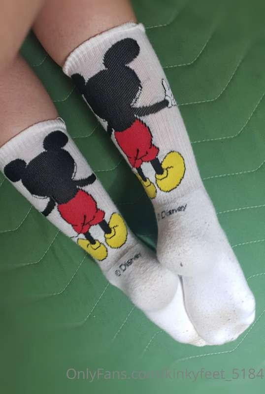 Do you want my socks? 
💖
Vuoi i miei calzini?