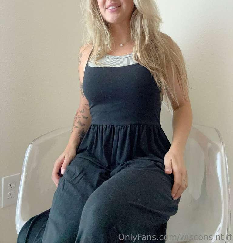 Swipe to see boobs, just your average midwestern woman