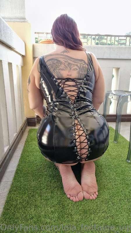 Laced up ass😈
What do you think about my new dress?