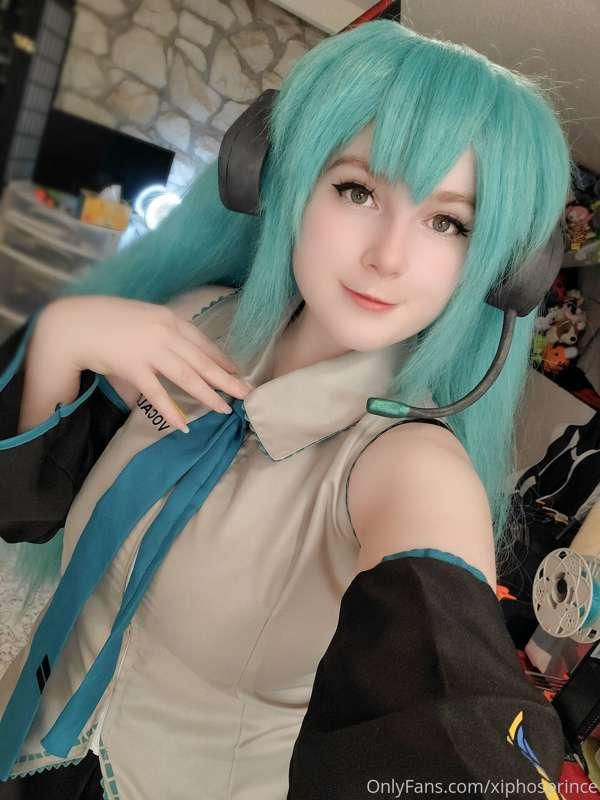 Miku!! 💙
Little selfie set of dressing down to nude for shoo..